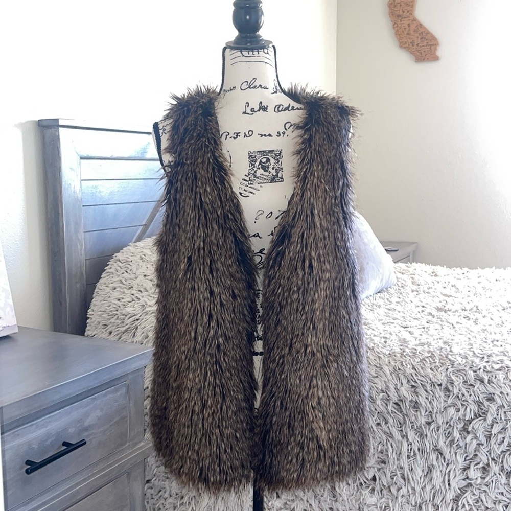 Like New!! ✨ Women’s Gorgeous Faux Fur Vest- Size Small